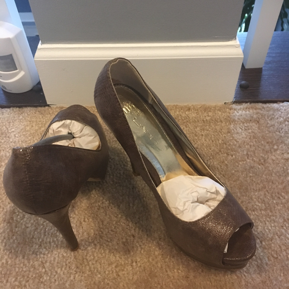 Pumps - Picture 3 of 6